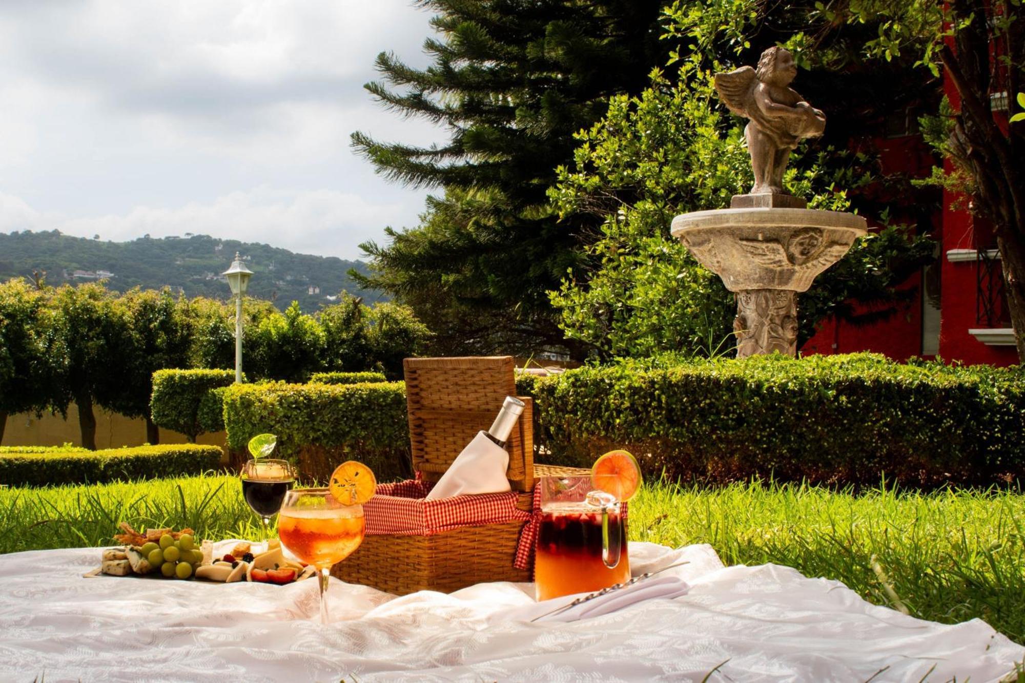 Fiesta Americana Hacienda Ixtapan De La Sal Exterior foto A picnic in Italy