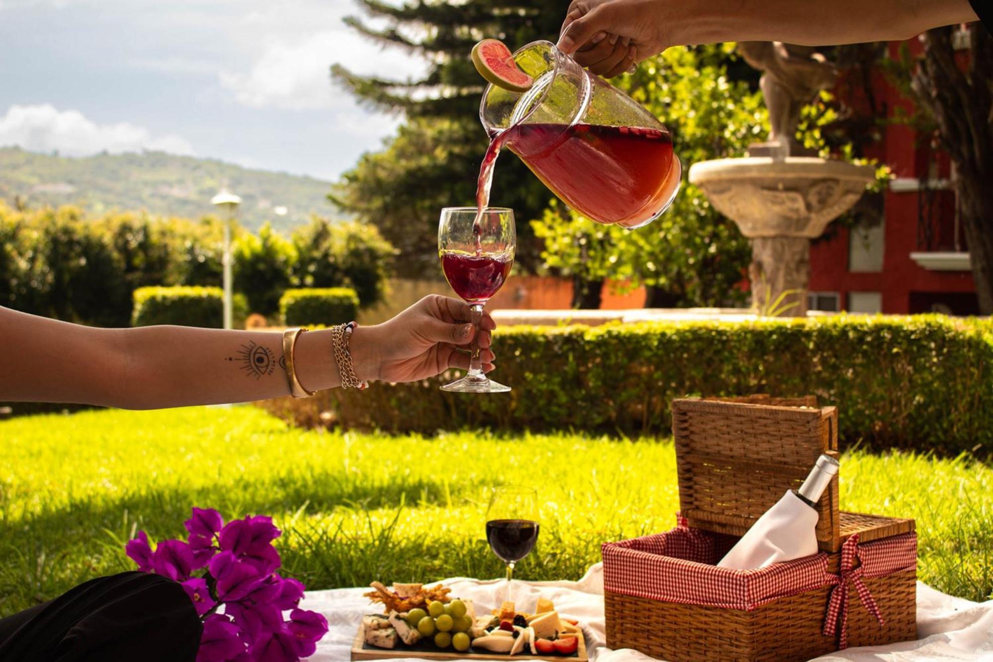 Fiesta Americana Hacienda Ixtapan De La Sal Exterior foto Wine being poured into a wine glass